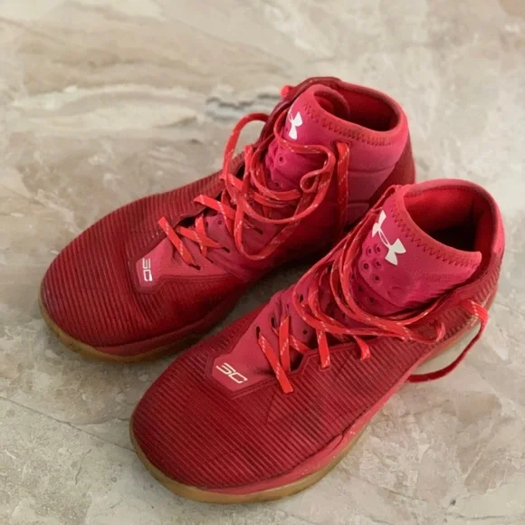 Under Armour Curry 2’.5 and these red colour sneakers are limited edition. - Picture 1 of 5